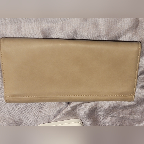 Universal Thread Trifold Wallet - Picture 2 of 10